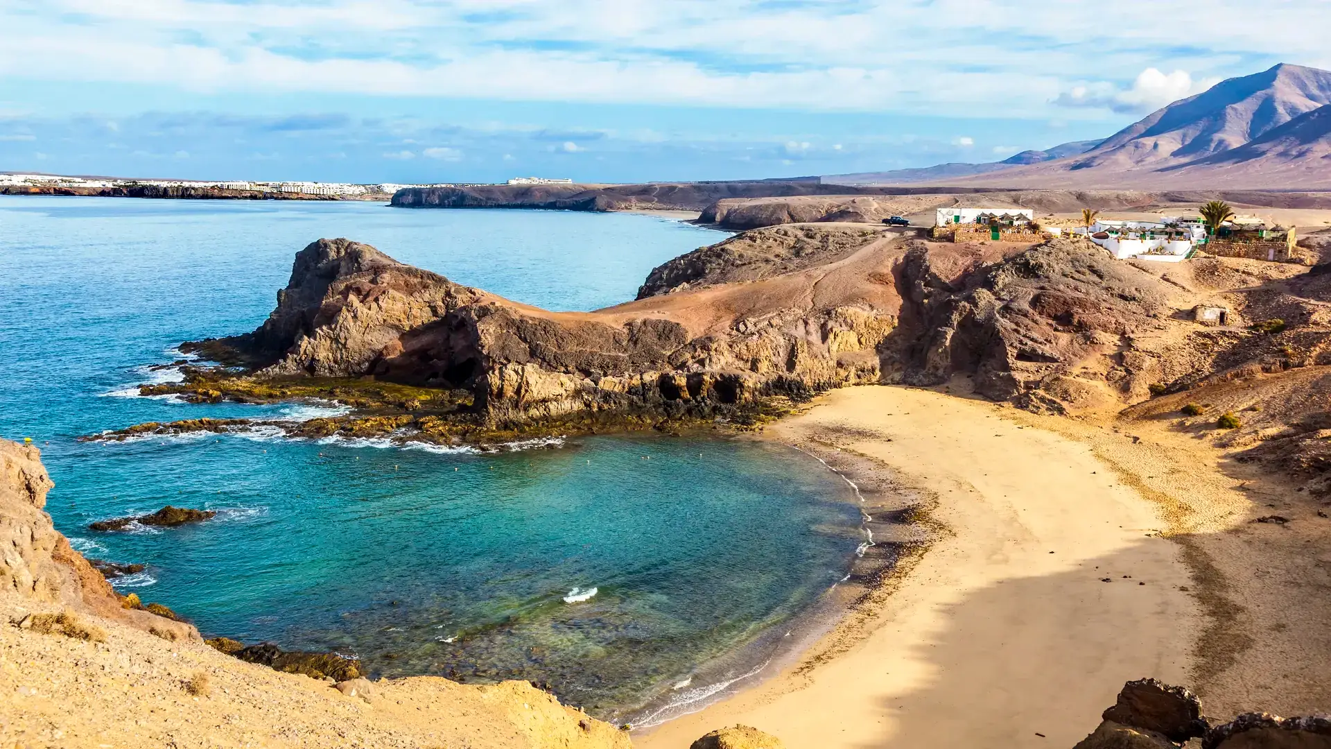 Mejores playas de Lanzarote: calas, arena dorada y paisajes volcánicos